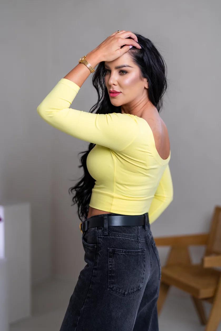CROP TOP “LARA” - VÝSTRIH VPREDU AJ NA CHRBÁTE CROP TOP “LARA” - VÝSTRIH VPREDU AJ NA CHRBÁTE