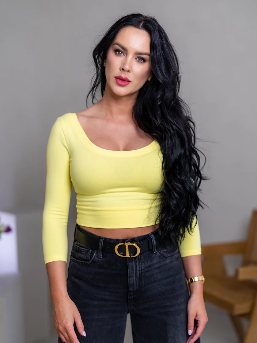 CROP TOP “LARA” - VÝSTRIH VPREDU AJ NA CHRBÁTE CROP TOP “LARA” - VÝSTRIH VPREDU AJ NA CHRBÁTE