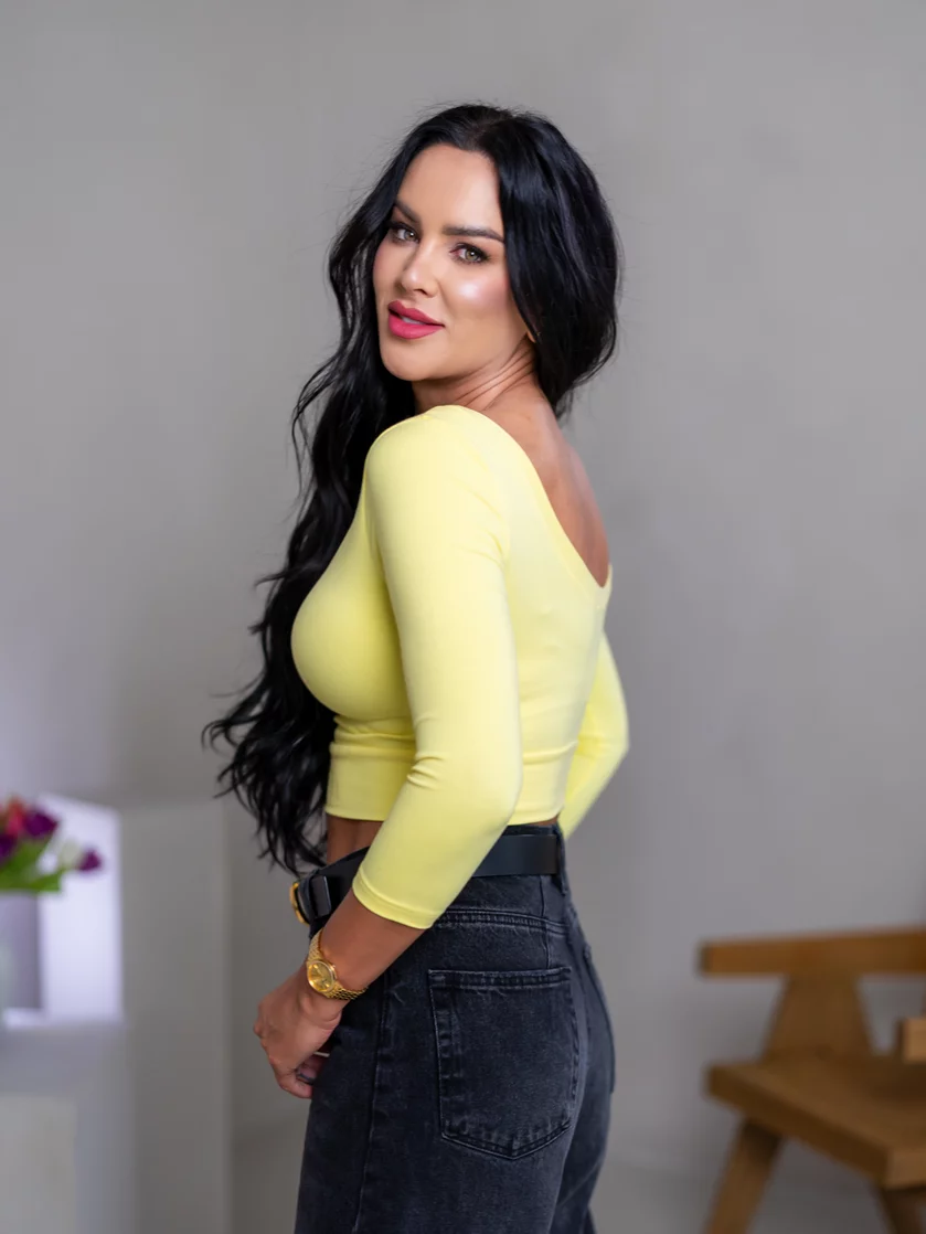 CROP TOP “LARA” - VÝSTRIH VPREDU AJ NA CHRBÁTE CROP TOP “LARA” - VÝSTRIH VPREDU AJ NA CHRBÁTE