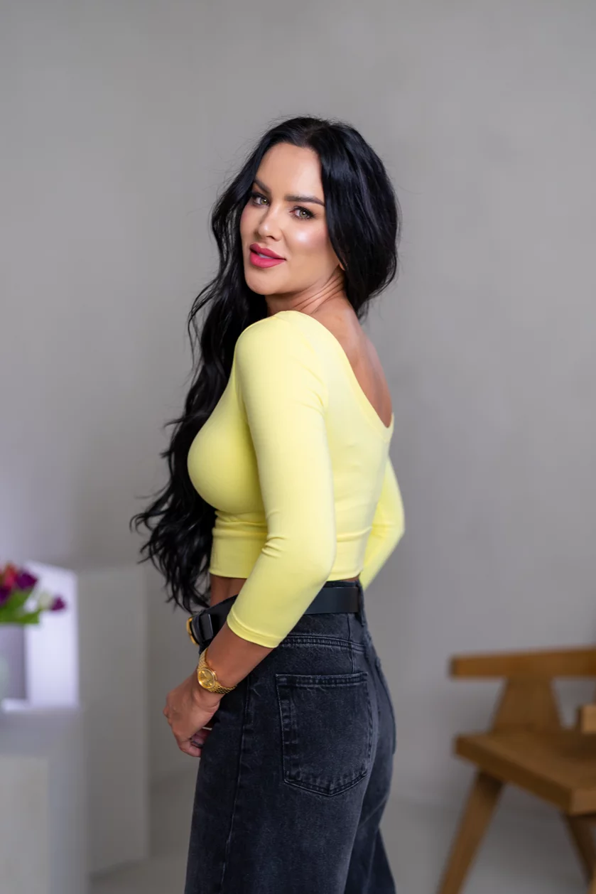 CROP TOP “LARA” - VÝSTRIH VPREDU AJ NA CHRBÁTE CROP TOP “LARA” - VÝSTRIH VPREDU AJ NA CHRBÁTE