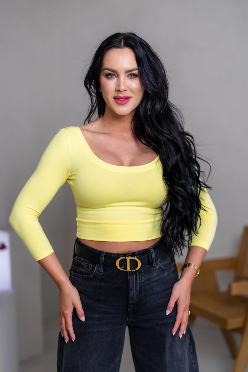 CROP TOP “LARA” - VÝSTRIH VPREDU AJ NA CHRBÁTE CROP TOP “LARA” - VÝSTRIH VPREDU AJ NA CHRBÁTE