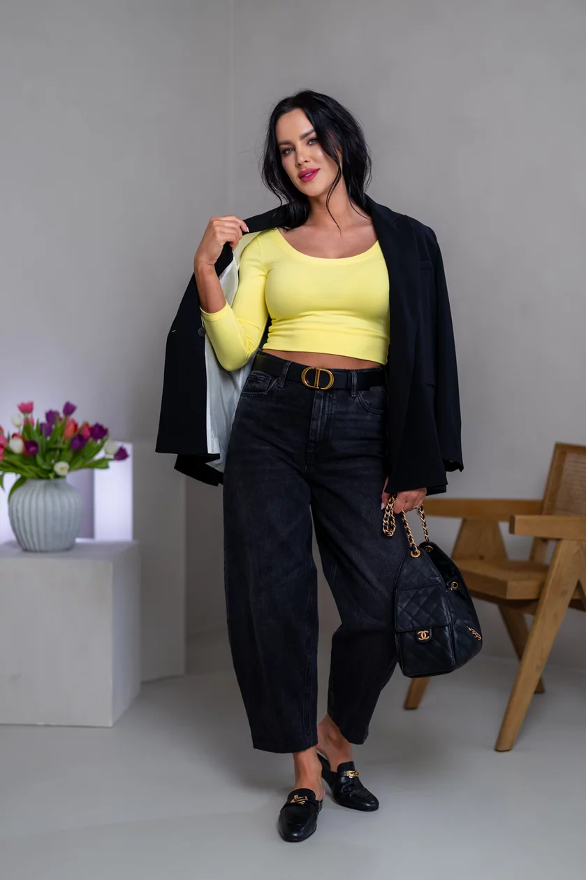 CROP TOP “LARA” - VÝSTRIH VPREDU AJ NA CHRBÁTE CROP TOP “LARA” - VÝSTRIH VPREDU AJ NA CHRBÁTE