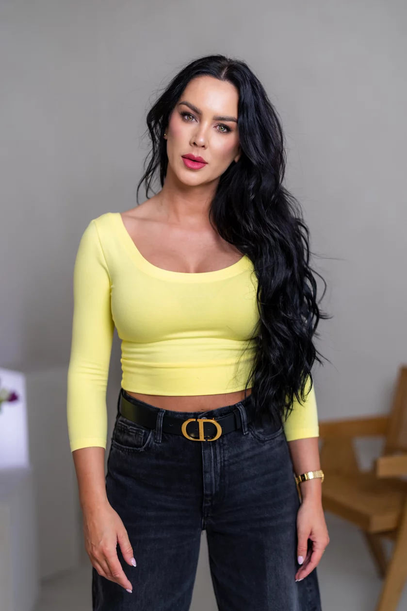 CROP TOP “LARA” - VÝSTRIH VPREDU AJ NA CHRBÁTE CROP TOP “LARA” - VÝSTRIH VPREDU AJ NA CHRBÁTE