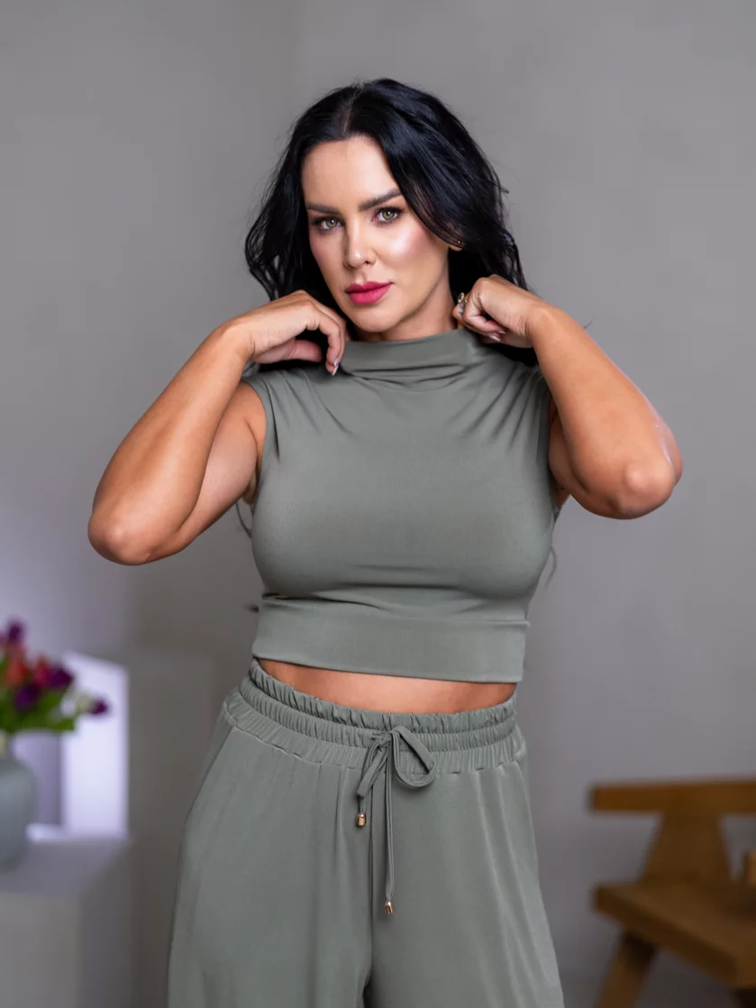 CROP TOP “THEA” - PRINECHANÝ STOJAČIK A PADNUTÉ PLECIA CROP TOP “THEA” - PRINECHANÝ STOJAČIK A PADNUTÉ PLECIA