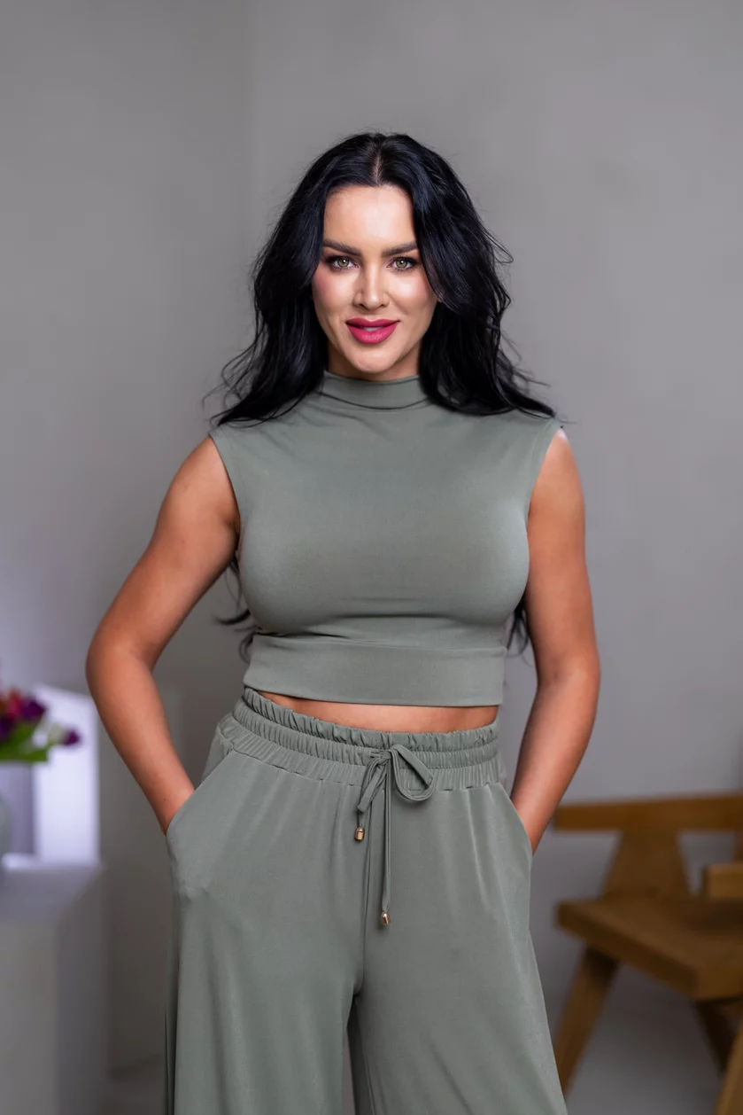 CROP TOP “THEA” - PRINECHANÝ STOJAČIK A PADNUTÉ PLECIA CROP TOP “THEA” - PRINECHANÝ STOJAČIK A PADNUTÉ PLECIA