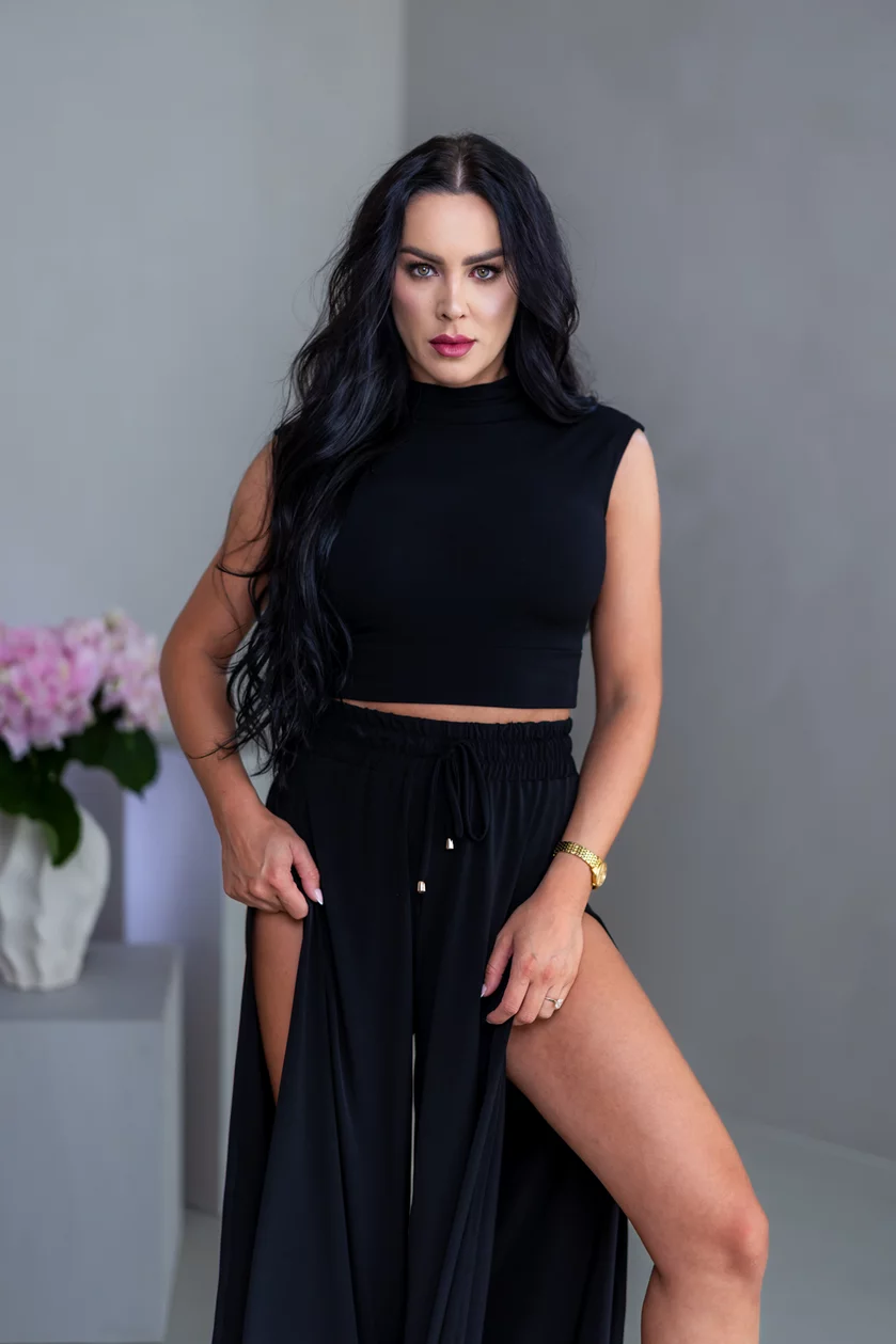 CROP TOP “THEA” - PRINECHANÝ STOJAČIK A PADNUTÉ PLECIA CROP TOP “THEA” - PRINECHANÝ STOJAČIK A PADNUTÉ PLECIA