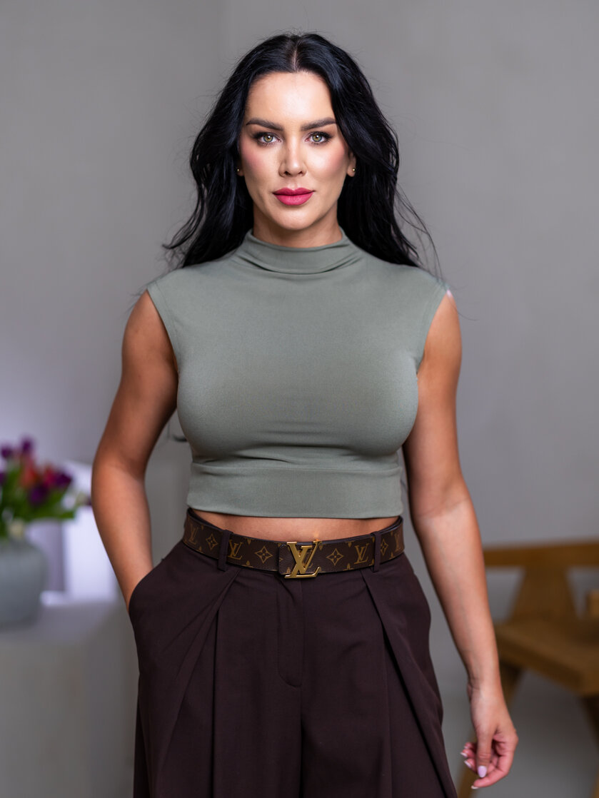 CROP TOP “THEA” - PRINECHANÝ STOJAČIK A PADNUTÉ PLECIA