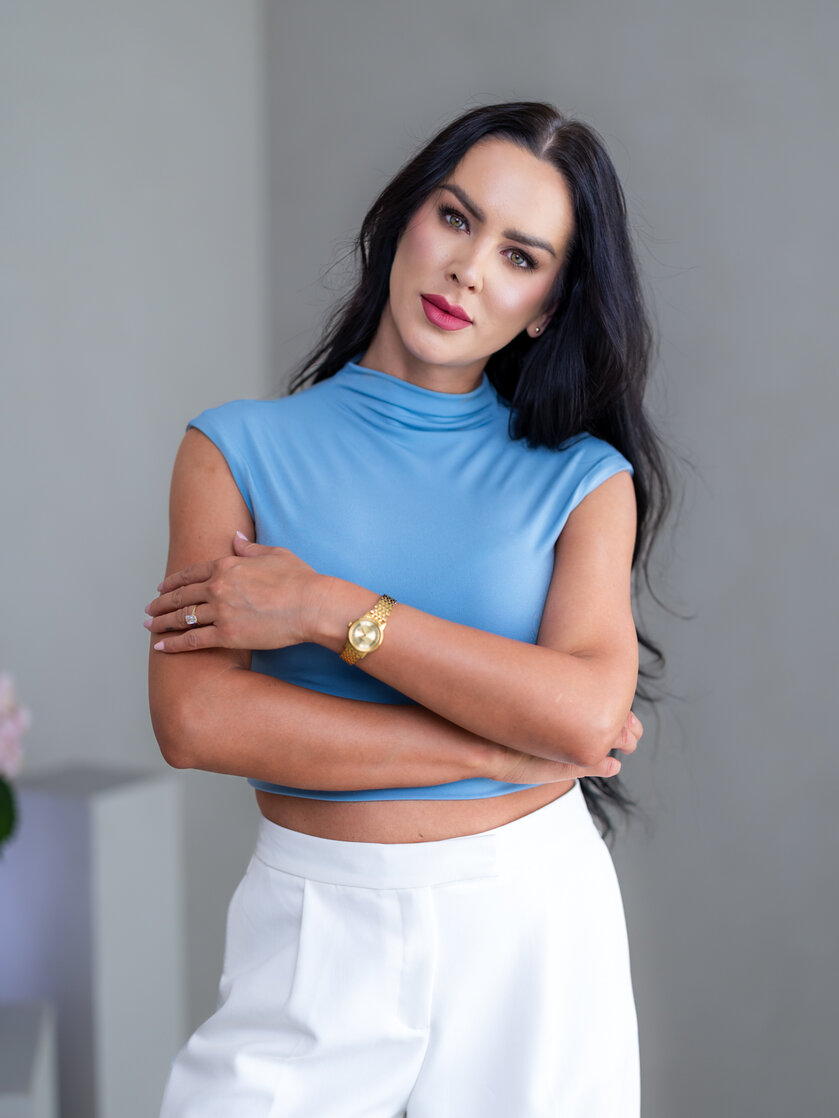 CROP TOP “THEA” - PRINECHANÝ STOJAČIK A PADNUTÉ PLECIA