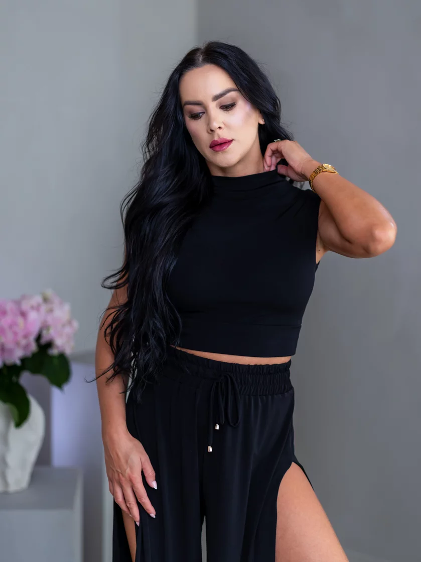 CROP TOP “THEA” - PRINECHANÝ STOJAČIK A PADNUTÉ PLECIA CROP TOP “THEA” - PRINECHANÝ STOJAČIK A PADNUTÉ PLECIA
