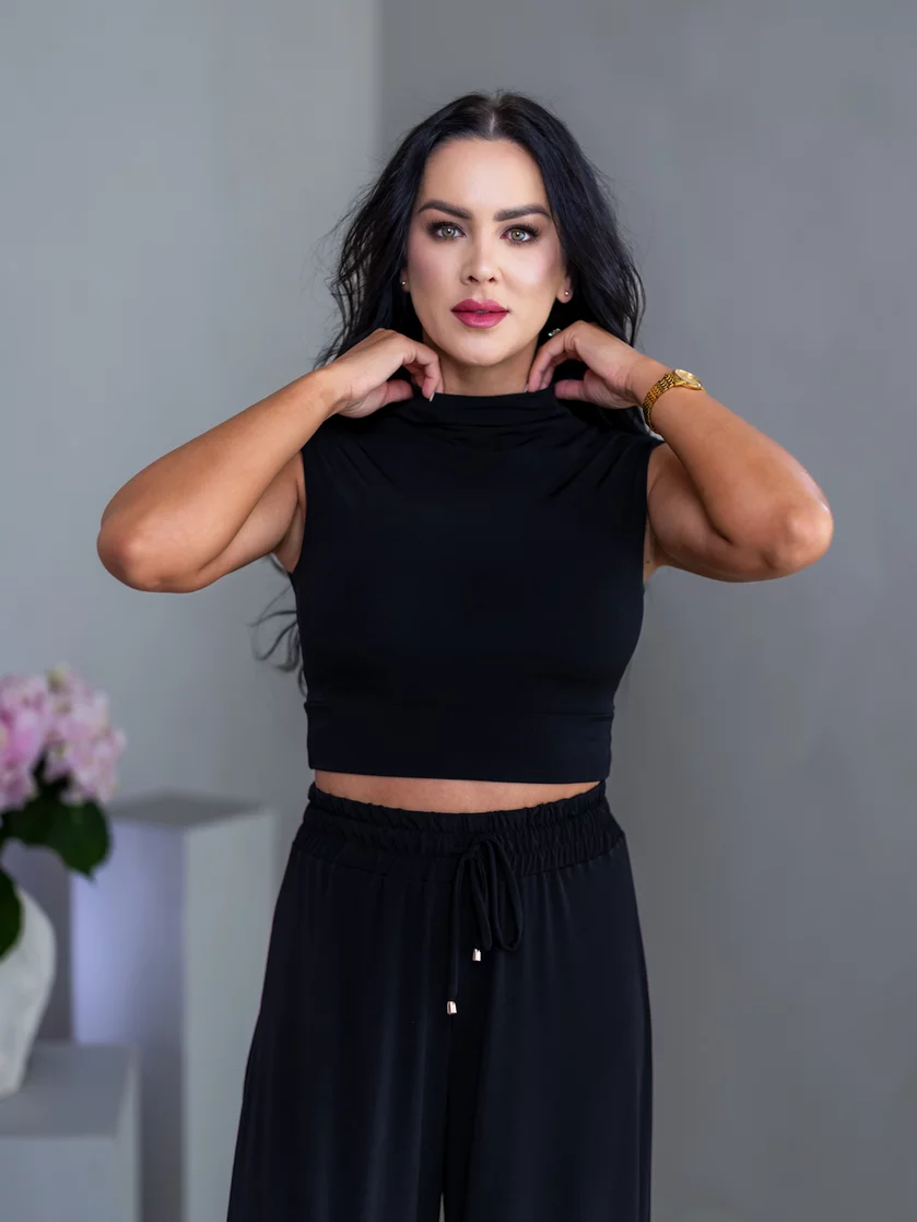 CROP TOP “THEA” - PRINECHANÝ STOJAČIK A PADNUTÉ PLECIA CROP TOP “THEA” - PRINECHANÝ STOJAČIK A PADNUTÉ PLECIA