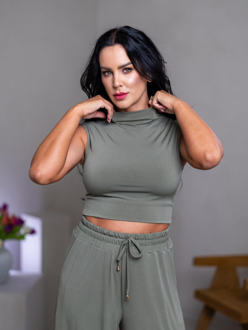 CROP TOP “THEA” - PRINECHANÝ STOJAČIK A PADNUTÉ PLECIA