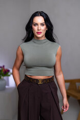 CROP TOP “THEA” - PRINECHANÝ STOJAČIK A PADNUTÉ PLECIA