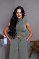 CROP TOP “THEA” - PRINECHANÝ STOJAČIK A PADNUTÉ PLECIA