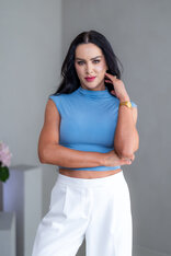 CROP TOP “THEA” - PRINECHANÝ STOJAČIK A PADNUTÉ PLECIA