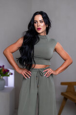 CROP TOP “THEA” - PRINECHANÝ STOJAČIK A PADNUTÉ PLECIA