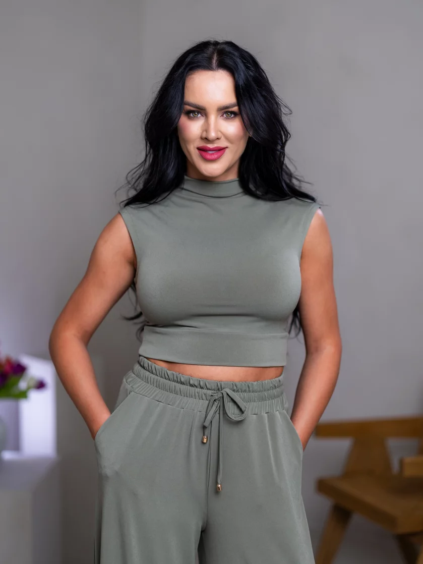 CROP TOP “THEA” - PRINECHANÝ STOJAČIK A PADNUTÉ PLECIA CROP TOP “THEA” - PRINECHANÝ STOJAČIK A PADNUTÉ PLECIA