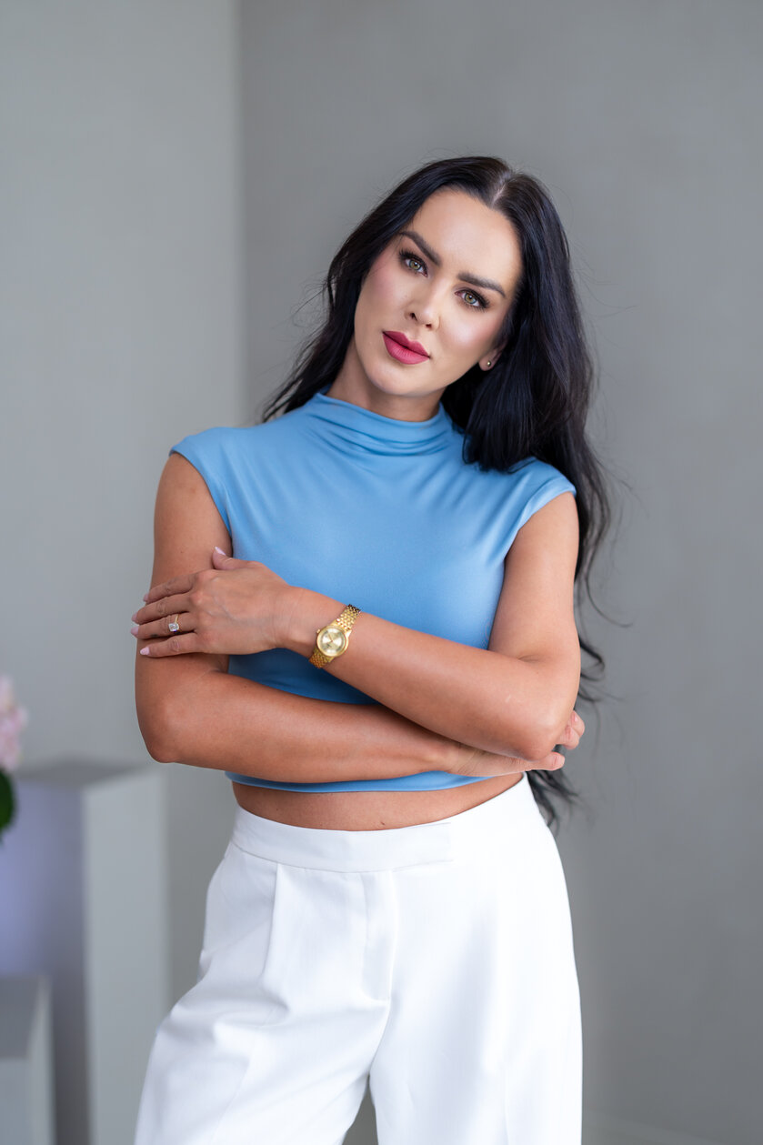 CROP TOP “THEA” - PRINECHANÝ STOJAČIK A PADNUTÉ PLECIA