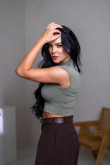 CROP TOP “THEA” - PRINECHANÝ STOJAČIK A PADNUTÉ PLECIA