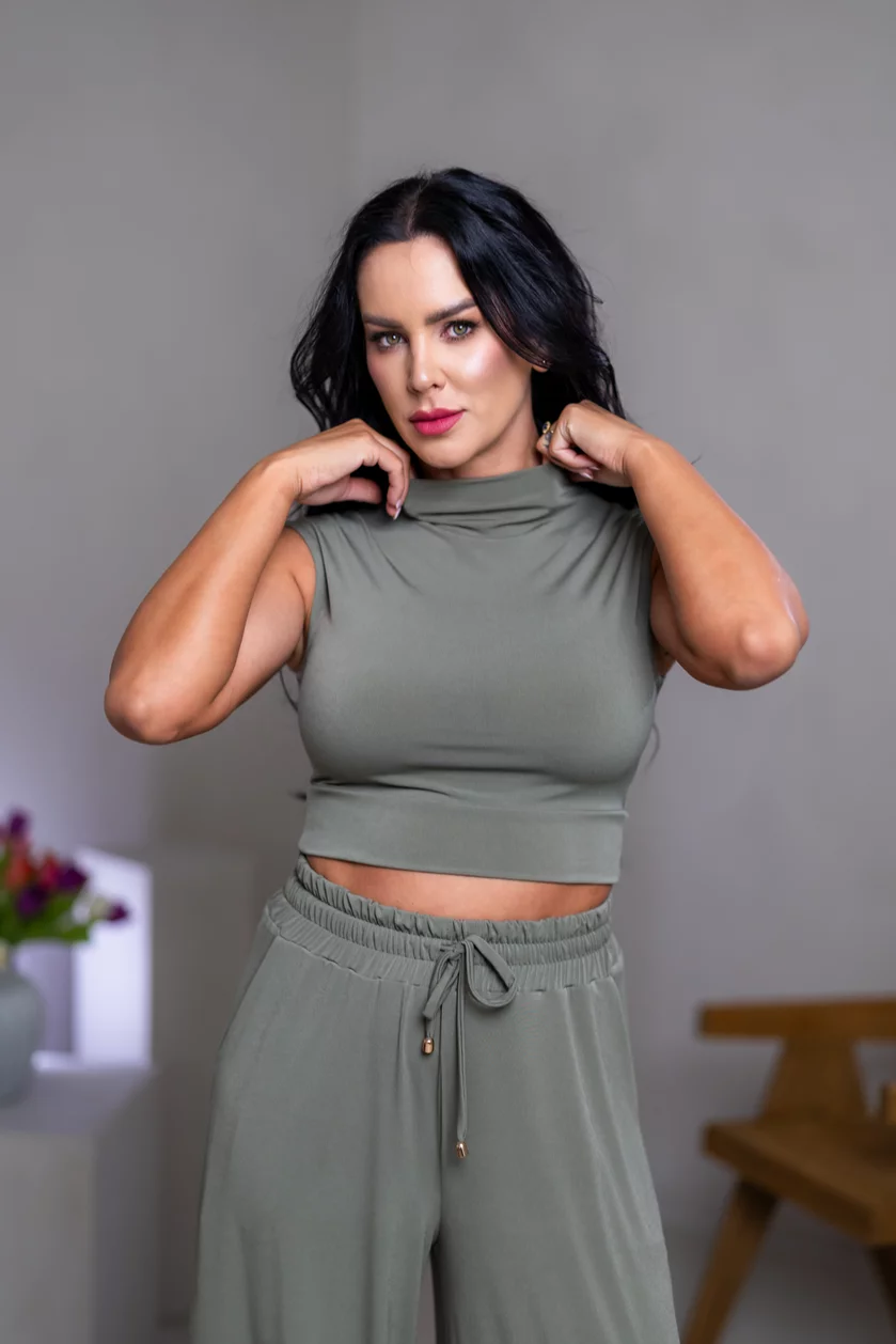 CROP TOP “THEA” - PRINECHANÝ STOJAČIK A PADNUTÉ PLECIA CROP TOP “THEA” - PRINECHANÝ STOJAČIK A PADNUTÉ PLECIA