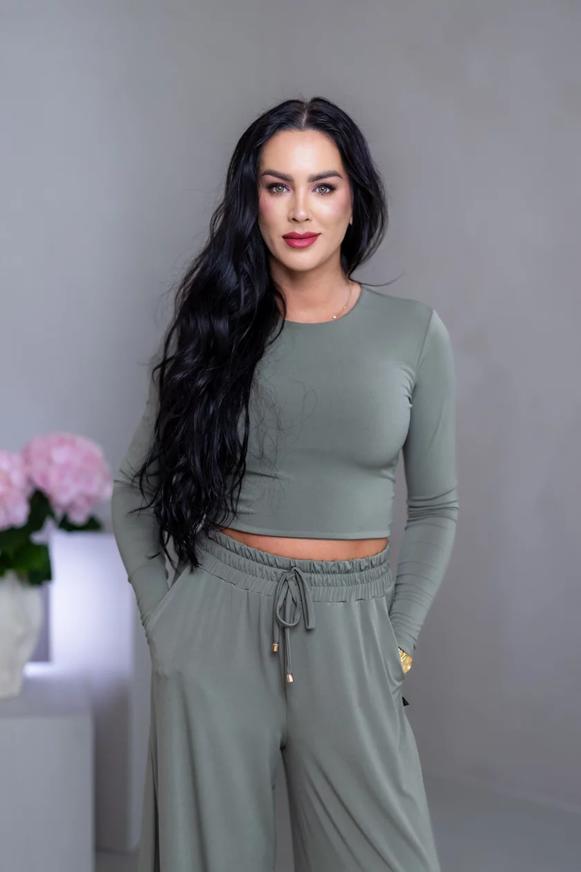 DVOJVRSTOVÝ CROP TOP “SELENA” S OTVOROM NA CHRBÁTE