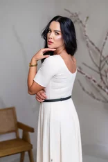 MIDI ŠATY “NINA” - VÝSTRIH NA CHRBÁTE A PRILIEHAVÉ RUKÁVY MIDI ŠATY “NINA” - VÝSTRIH NA CHRBÁTE A PRILIEHAVÉ RUKÁVY
