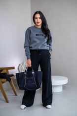 MIERNE OVERSIZE MIKINA “KARLA” - ETIKETA NA PRSIACH