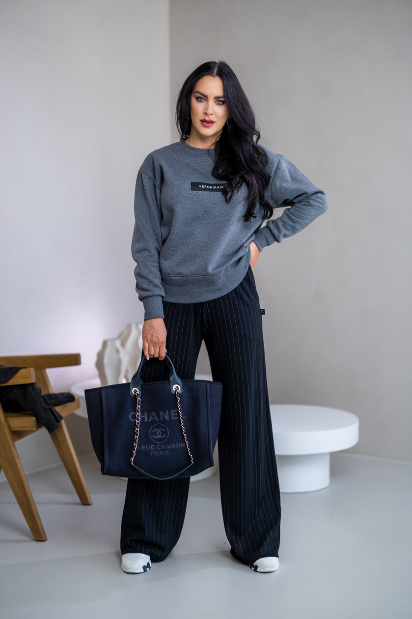 MIERNE OVERSIZE MIKINA “KARLA” - ETIKETA NA PRSIACH