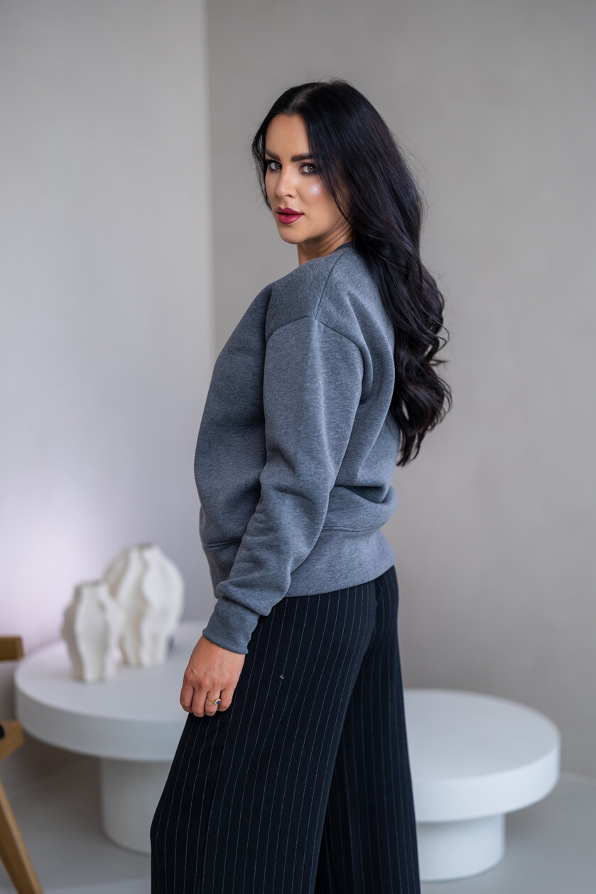 MIERNE OVERSIZE MIKINA “KARLA” - ETIKETA NA PRSIACH