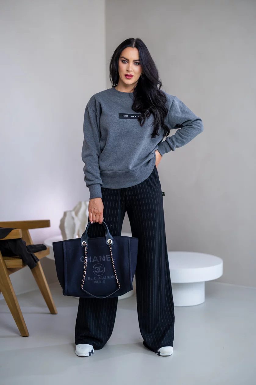 MIERNE OVERSIZE MIKINA “KARLA” - ETIKETA NA PRSIACH