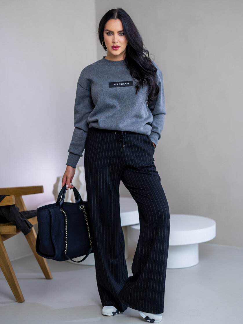 MIERNE OVERSIZE MIKINA “KARLA” - ETIKETA NA PRSIACH