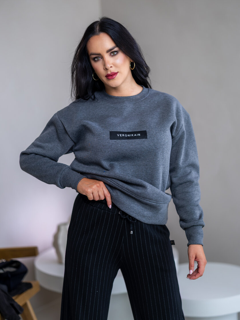 MIERNE OVERSIZE MIKINA “KARLA” - ETIKETA NA PRSIACH