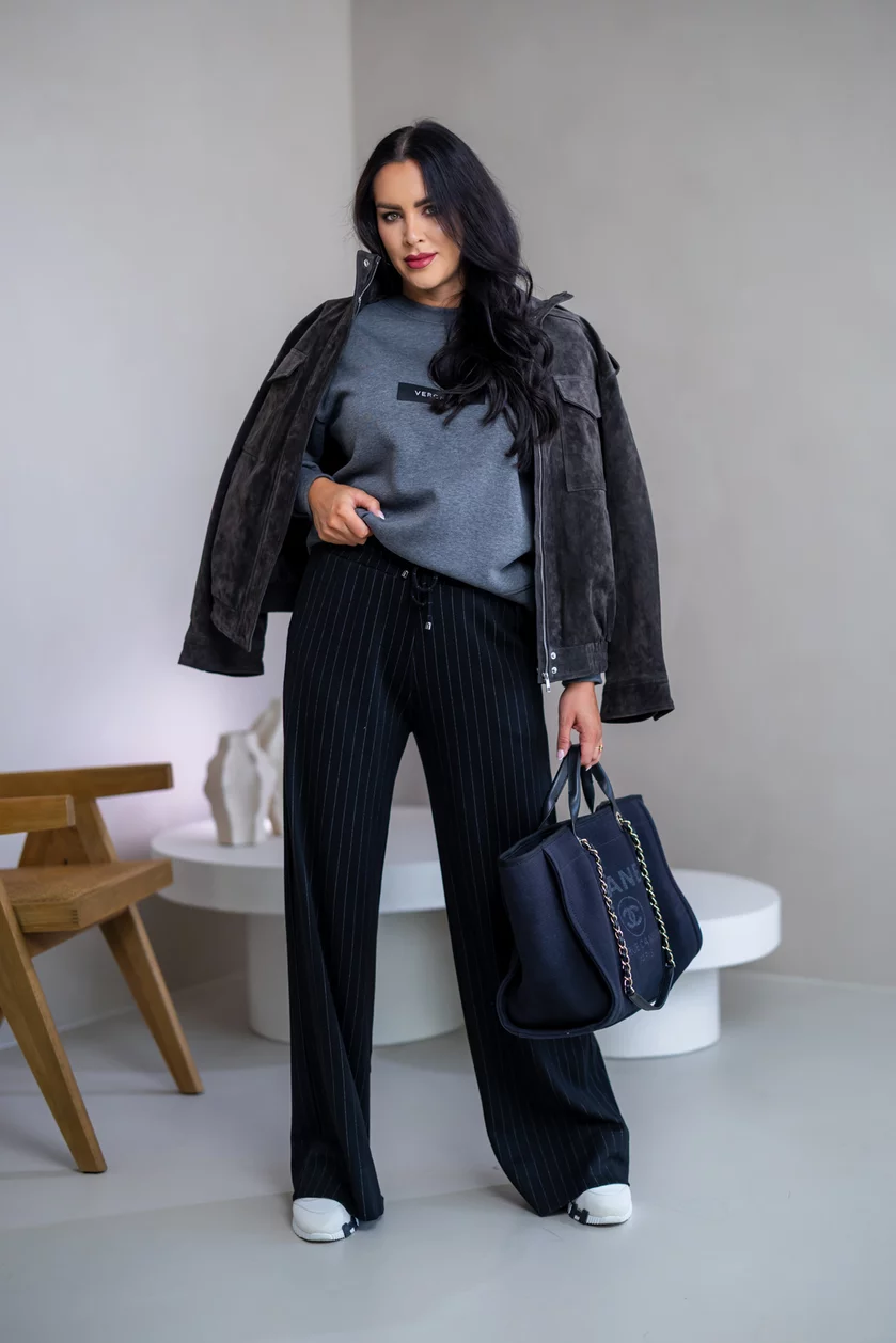 MIERNE OVERSIZE MIKINA “KARLA” - ETIKETA NA PRSIACH