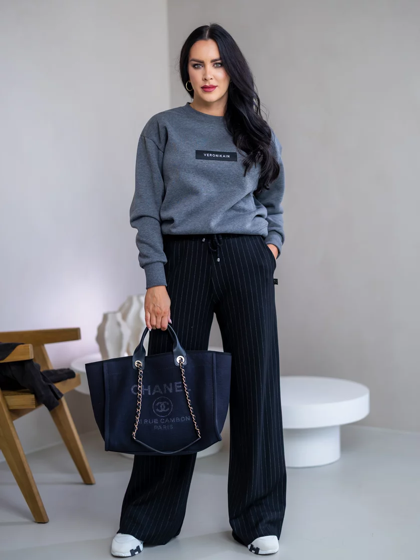 MIERNE OVERSIZE MIKINA “KARLA” - ETIKETA NA PRSIACH
