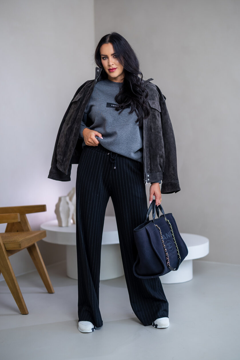 MIERNE OVERSIZE MIKINA “KARLA” - ETIKETA NA PRSIACH