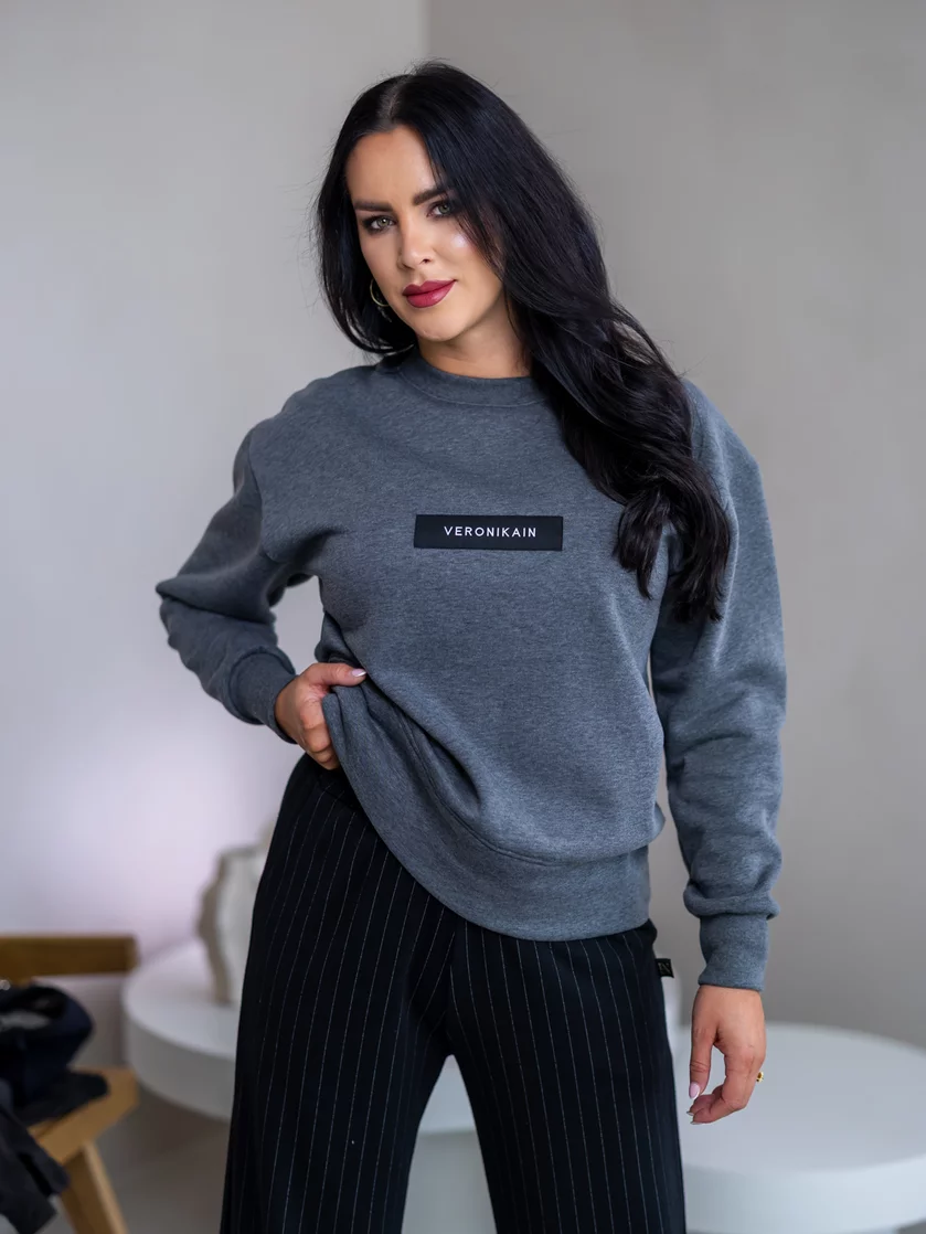 MIERNE OVERSIZE MIKINA “KARLA” - ETIKETA NA PRSIACH