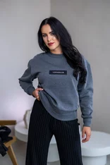 MIERNE OVERSIZE MIKINA “KARLA” - ETIKETA NA PRSIACH