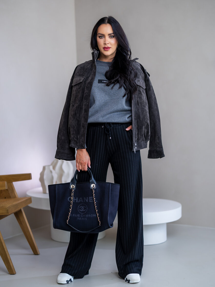 MIERNE OVERSIZE MIKINA “KARLA” - ETIKETA NA PRSIACH