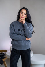 MIERNE OVERSIZE MIKINA “KARLA” - ETIKETA NA PRSIACH