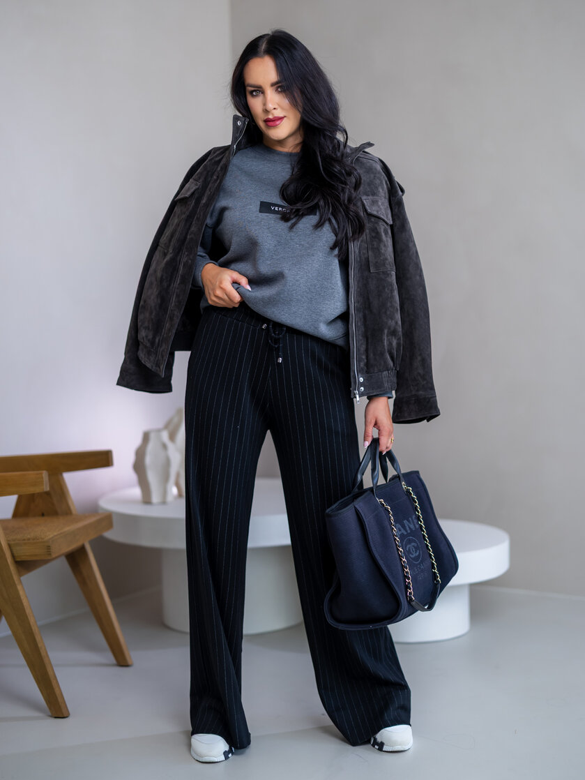 MIERNE OVERSIZE MIKINA “KARLA” - ETIKETA NA PRSIACH
