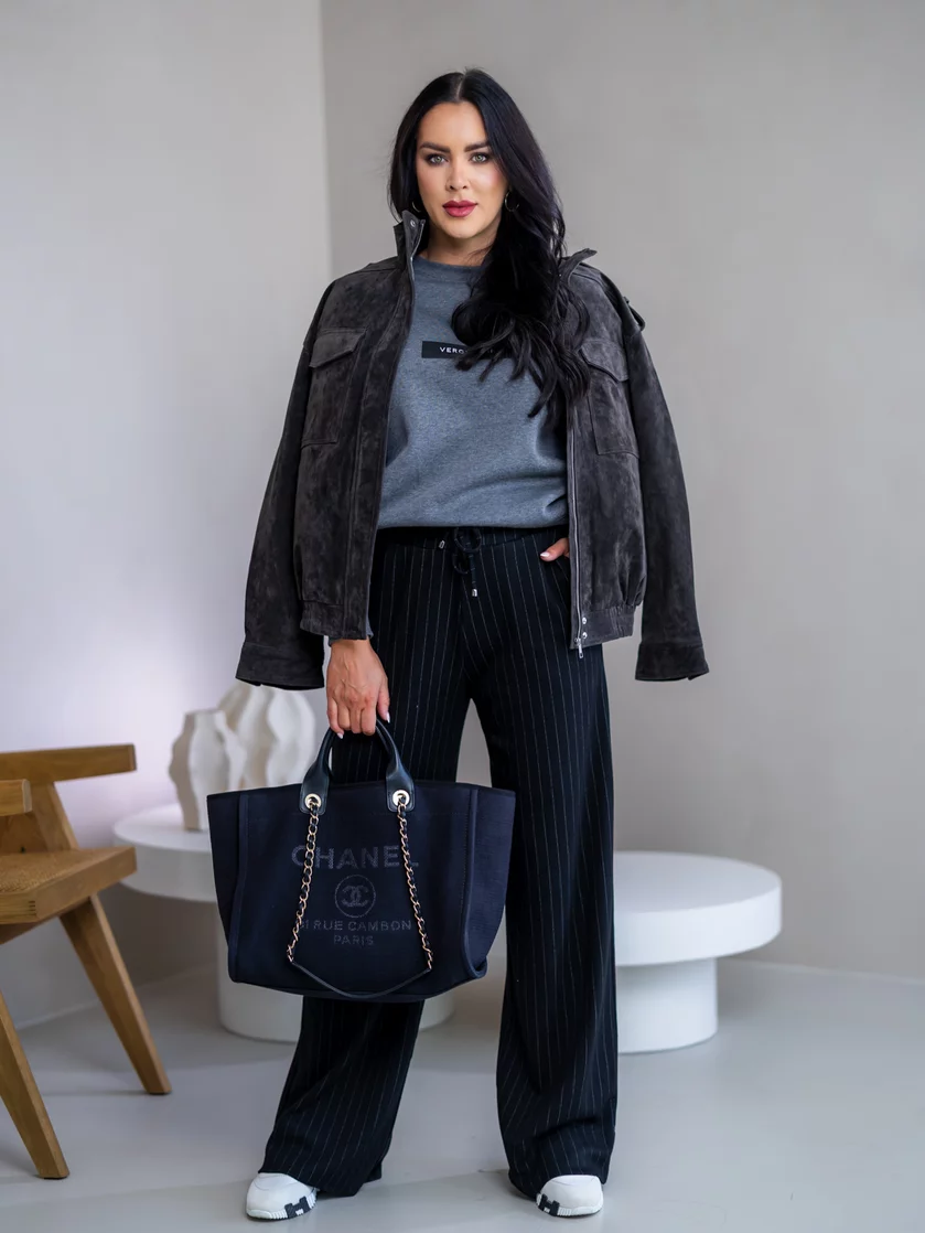 MIERNE OVERSIZE MIKINA “KARLA” - ETIKETA NA PRSIACH