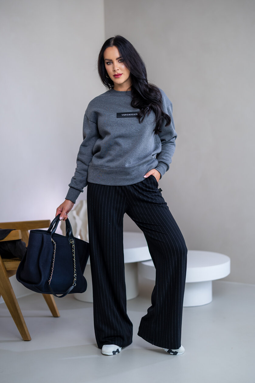 MIERNE OVERSIZE MIKINA “KARLA” - ETIKETA NA PRSIACH