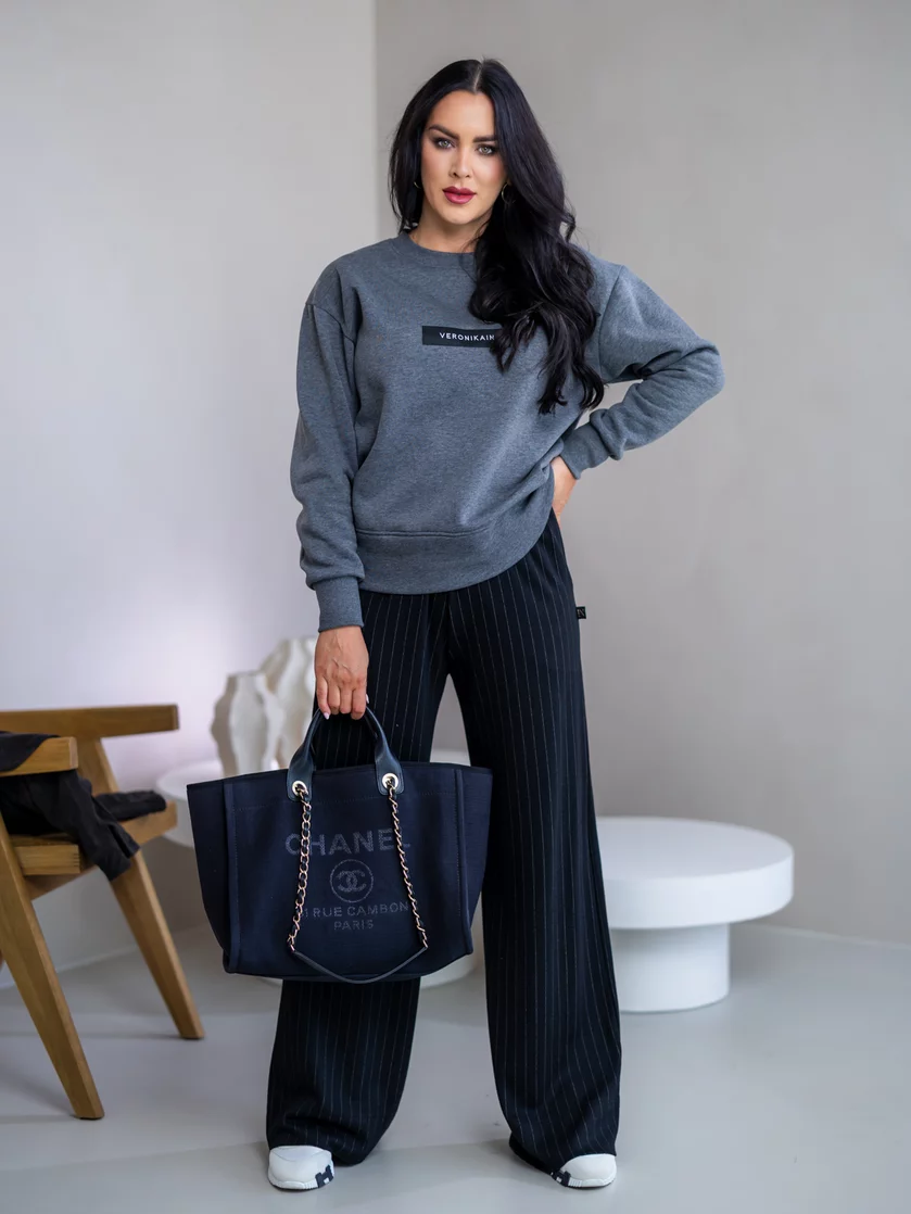 MIERNE OVERSIZE MIKINA “KARLA” - ETIKETA NA PRSIACH