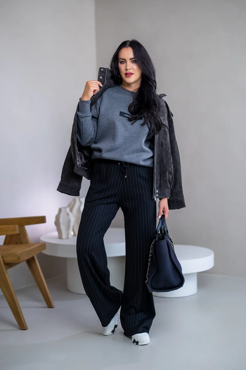 MIERNE OVERSIZE MIKINA “KARLA” - ETIKETA NA PRSIACH