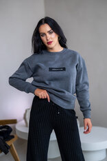 MIERNE OVERSIZE MIKINA “KARLA” - ETIKETA NA PRSIACH