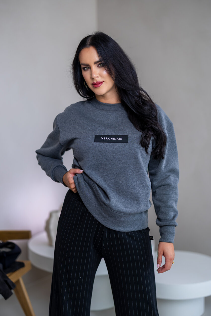 MIERNE OVERSIZE MIKINA “KARLA” - ETIKETA NA PRSIACH
