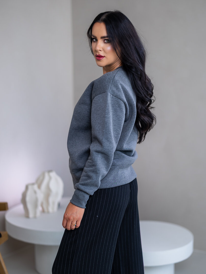 MIERNE OVERSIZE MIKINA “KARLA” - ETIKETA NA PRSIACH