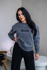 MIERNE OVERSIZE MIKINA “KARLA” - ETIKETA NA PRSIACH