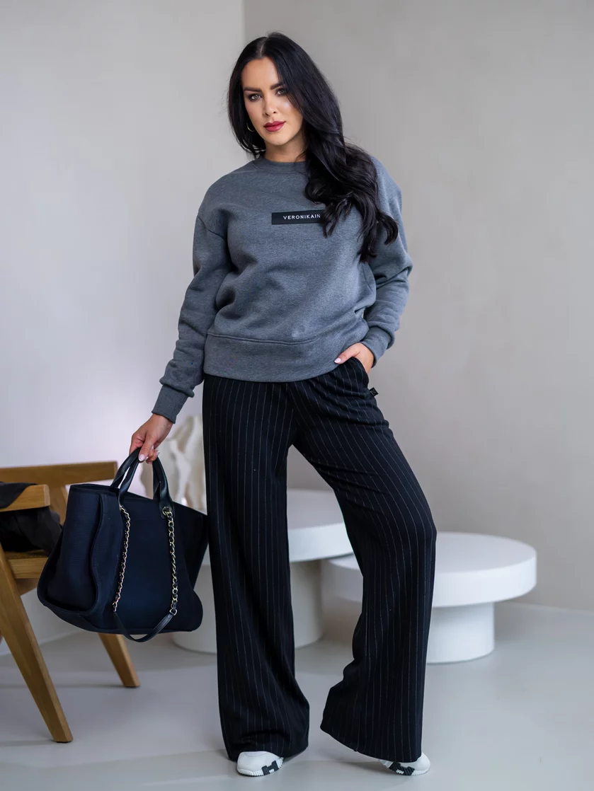 MIERNE OVERSIZE MIKINA “KARLA” - ETIKETA NA PRSIACH