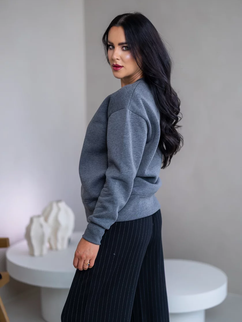 MIERNE OVERSIZE MIKINA “KARLA” - ETIKETA NA PRSIACH