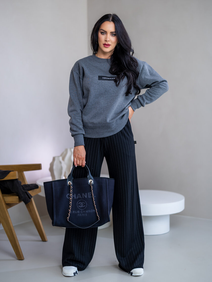MIERNE OVERSIZE MIKINA “KARLA” - ETIKETA NA PRSIACH